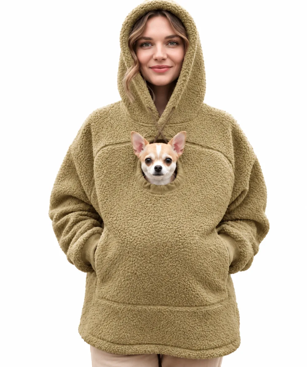Sweat CuddleCarry beige avec un chihuahua dans la poche